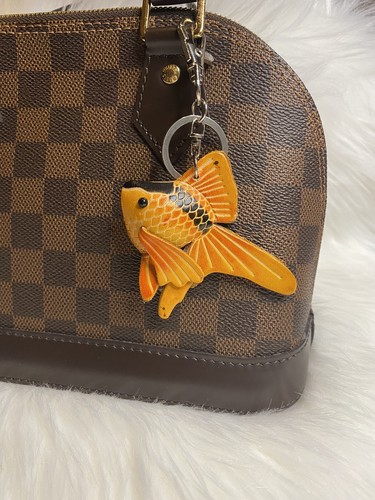 Cuero Dorado Pez Bolso Dije Llavero Coche Llavero Hecho a Mano Regalo Nuevo - Imagen 1 de 2