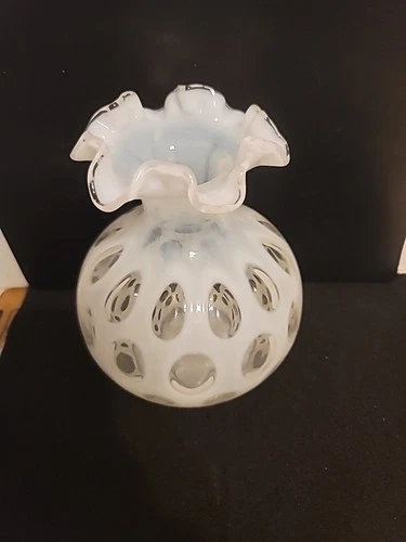 VINTAGE OLD FENTON WHITE OPALESCENT COINSPOT/COIN DOT VASE