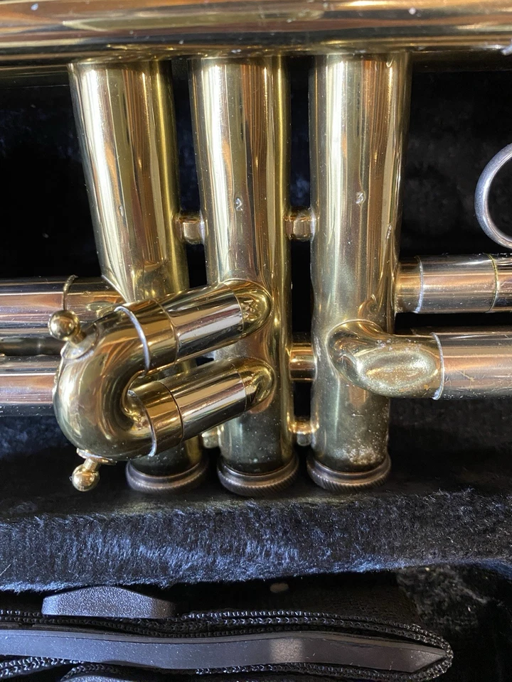 Trompeta Bendición Escolástica con Boquilla Vincent Bach 7C - Kit para Principiantes Foto 3 de 4