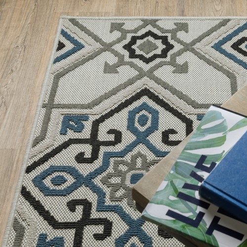 Vista Home Talcot Medallion Grey/Teal Indoor-Outdoor Rug Beige/ Blue 5'3" X 7'3"