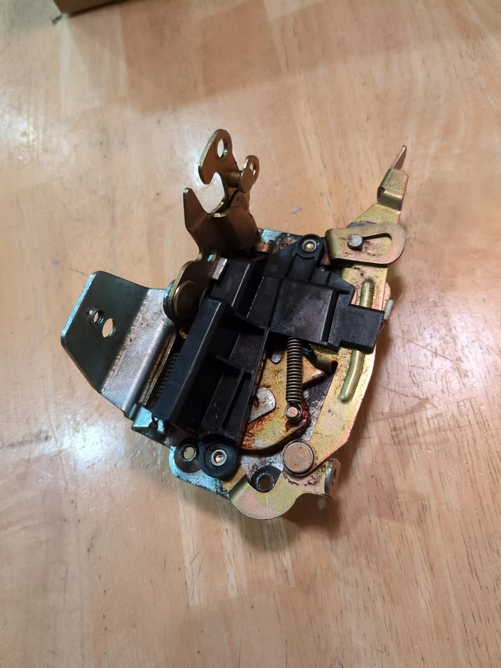 Pestillo delantero izquierdo bmw 635csi (E24) 51 21 1 883 997  Foto 3 de 4