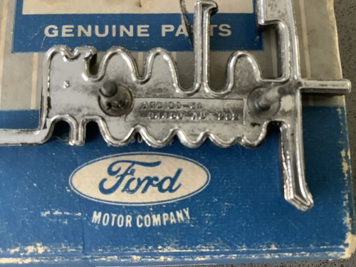 FORD 71 XY FALCON 500 GENUINE SMALL SCRIPT GLOVE BOX BADGE. P/N.ARD1-54-04460-AB - Picture 3 of 3