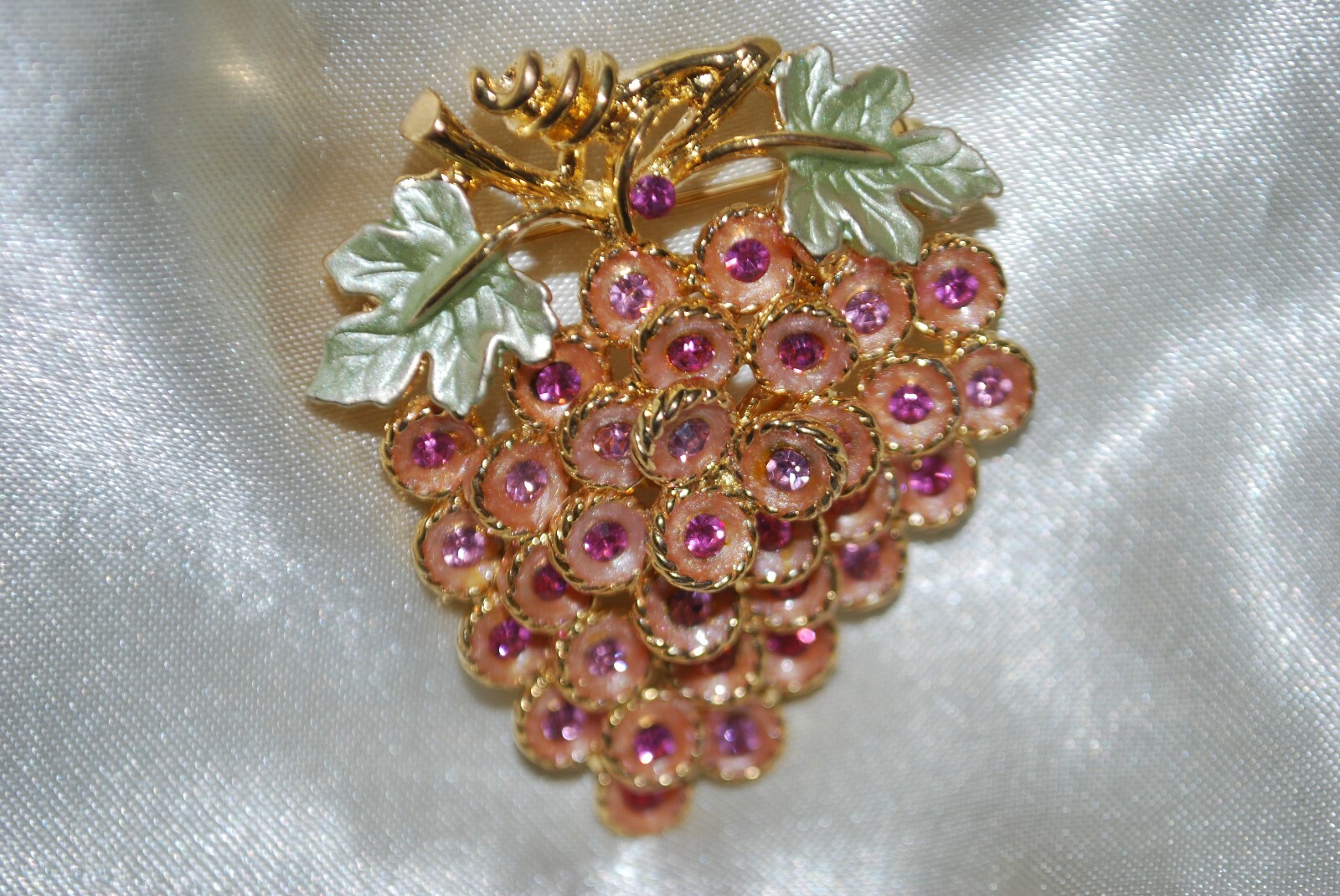 Grapes Cluster Bunch Pin Pink Wine Vintner Winery Champagne Chablis Rose G11