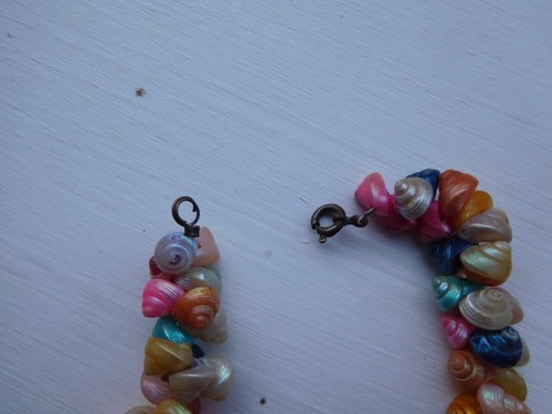 VINTAGE VIBRANT MULTICOLOURED TROCHUS SEA SHELL NECKLACE - Picture 9 of 11