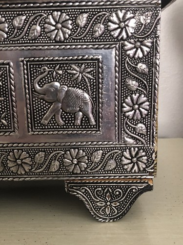 Vintage Indian Hammered Metal Cedar Jewelry Box Chest W Velvet Lining Elephants - Picture 11 of 12