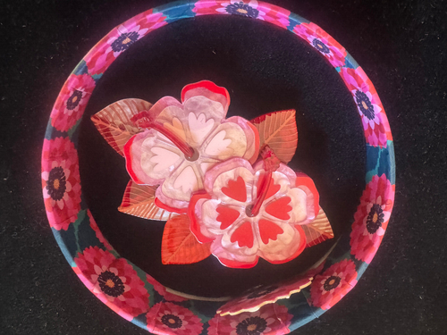 ERSTWILDER HALCYON HIBISCUS JOCELYN PROUST DESIGNS RESIN BROOCH - Bild 2 von 3