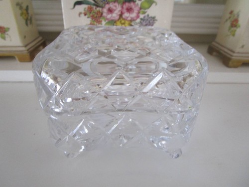 BEAUTIFUL SQUARE AND FOOTED DIAMOND CUT CRYSTAL TRINKET BOX - Picture 7 of 9