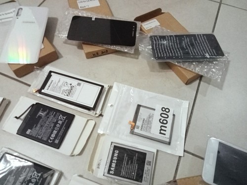 Banco Da Lavoro Elettronica Smartphone 32 Pezzi Diaplay Batterie Ecc. Lotto Stok - Foto 23 di 24