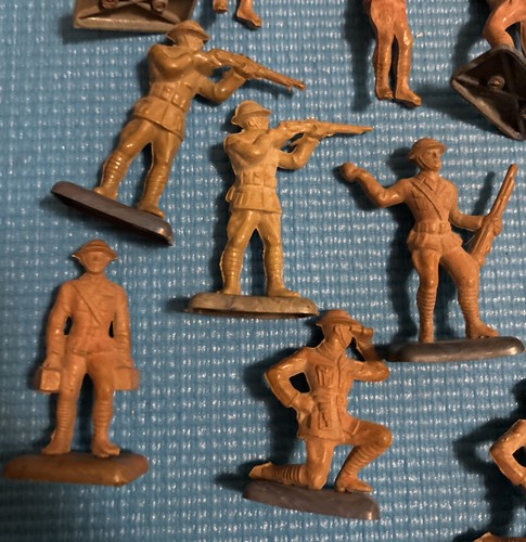 25 Beton-Bergen WWII Soldat Armee Figur Schütze Signalmann Vintage 50er Plastik - Bild 5 von 13