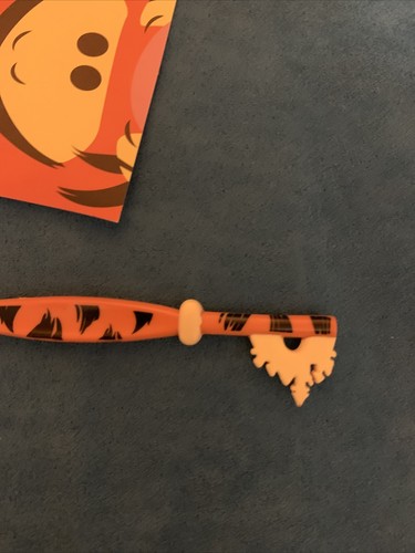 Disney Store Tigger Collectible Key Leap Day 2020 Limited Edition NWT - Picture 3 of 3