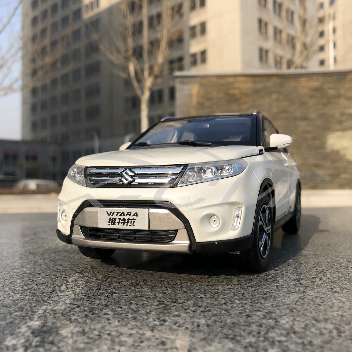 Modelo de auto Suzuki Vitara Sport Utility Vehicle (biancao) 1 18 + Regalo Pequeño Modelo de auto Suzuki Vitara Sport Utility Vehicle (biancao) 1 18 + Regalo Pequeño