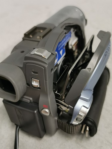 Hitachi Handheld Mini Disc Camcorder DZ-MV100e - Picture 4 of 11
