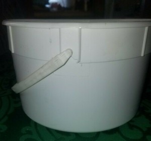 1 gallon ice cream buckets with lids