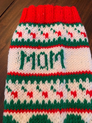Handgestrickter Weihnachtsstrumpf "Mama" in rot grün und weiß Acrylgarn - Bild 3 von 5