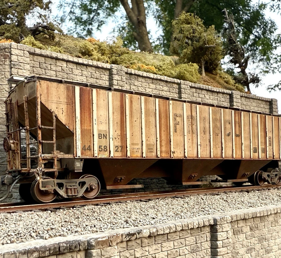 Intermountain HO Covered Hopper Frisco/Burlington Northern Patch BN Weathered - Image 3 of 4