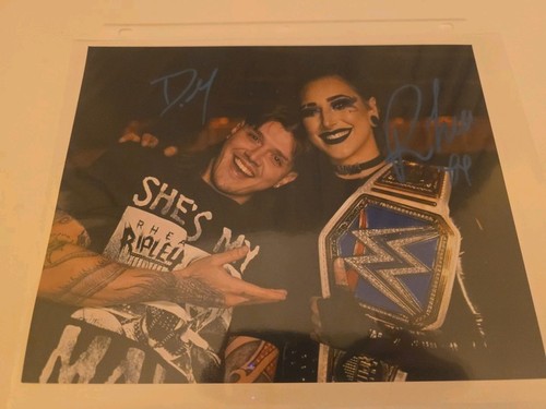 Rhea Ripley Dominick Mysterio doppelt signiert 8x10 Foto Coa Judgement Day Autogramm - Bild 1 von 5