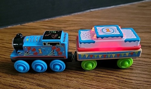 Coche de carga de cumpleaños Thomas & Cake ferrocarril de madera Thomas el tren motor amigos - Imagen 1 de 24