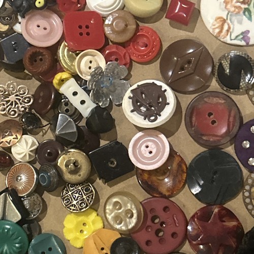 VINTAGE BUTTON COLLECTION LOT ALL KINDS BAKELITE PLASTIC METAL MORE!! - Picture 14 of 21