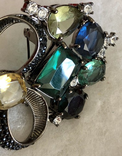 Big Avon Statement Bow Brooch Pin Chunky Green Crystals Black Pave Gunmetal 4” - Picture 4 of 5