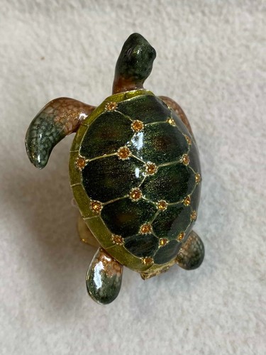 Caja de baratijas con bisagras de tortuga esmaltada sobre coral - Imagen 6 de 8