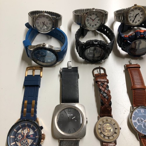 Approx 24 Assorted Mens Watches Untested Vintage New Parts Repair Good - Picture 2 of 8