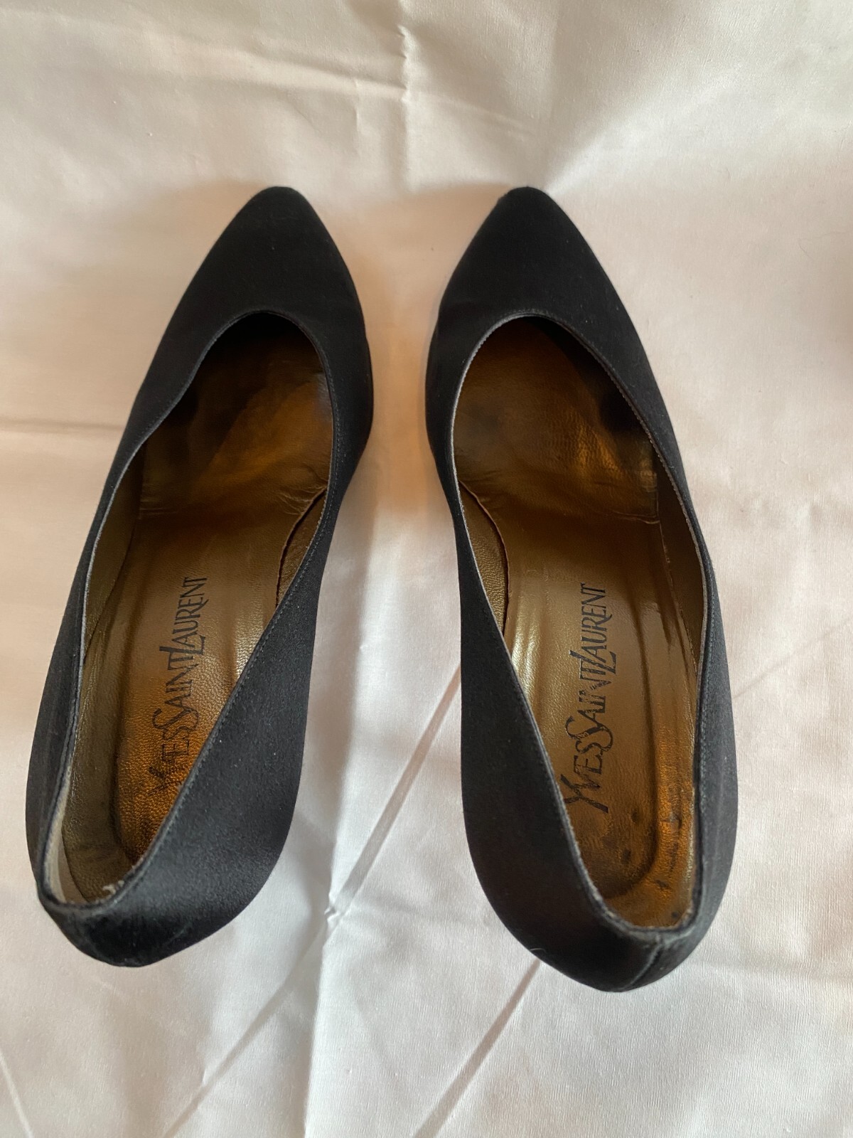 Scarpe con tacco Yves Saint Laurent YSL décolleté nere in raso da donna taglia 9M
