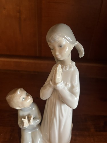 Lladro Figurine: 4779 Teaching to Pray, No/ Box - Picture 2 of 4