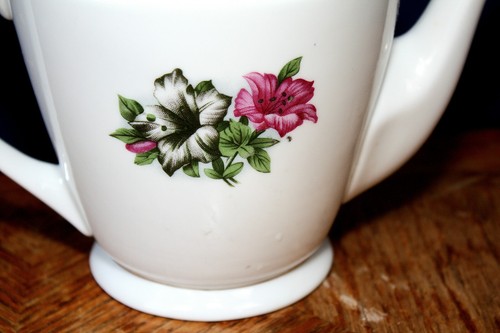 Vintage Porzellan Teekanne weiß Blumen Transferware goldener Rand hübsch ** - Bild 7 von 9