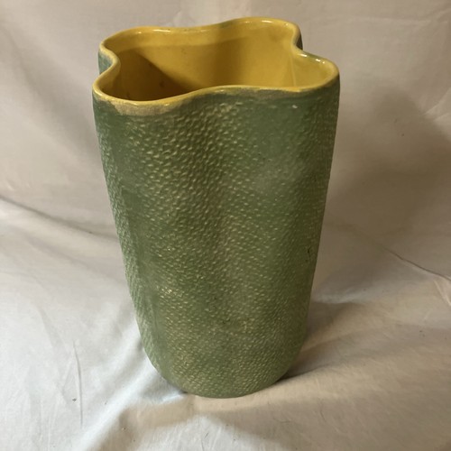 Jarrón de cerámica Shawnee EE. UU. #880 vintage años 40 textura arpillera verde esmalte amarillo 10" - Imagen 6 de 17