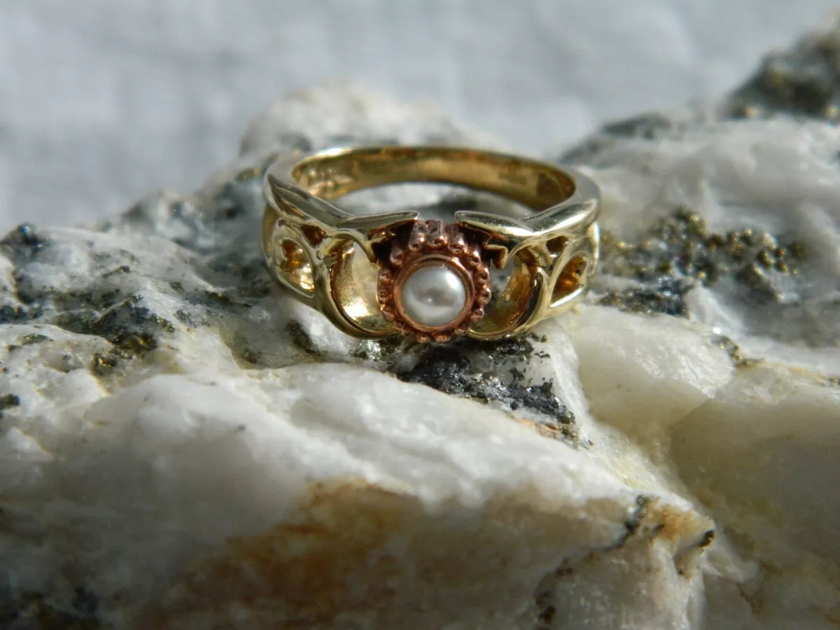 Welsh Clogau 9ct Yellow Rose Gold Queen Mother Pearl Ring size L