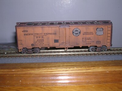 Athearn #???  P.F.E. 40' Steel Reefer #45698 Built-up w/Kadees & Weath. H.O.1/87