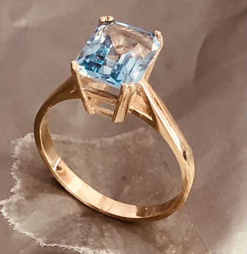 Synthetic spinel 9 Carat Gold Ring 8.5 x 7 Trap Cut - Picture 10 of 12