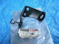 Yamaha   Halter vom Blinker vorne Stay Flasher Blech Winkel 17F-83318-00 NOS