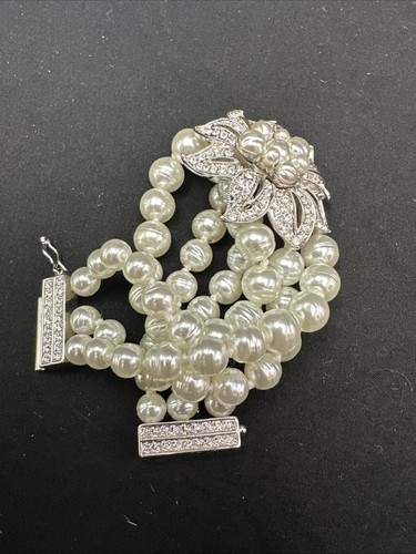 Pulsera Flower Givenchy SilverTone Imitación Perla Triple Hilo - Imagen 16 de 21