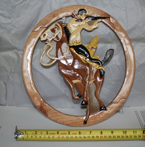 NEU Handgeschnitzt Holz Kunst Intarsien PFERD & JÄGER Schild Wandrelief Wohndeko - Bild 2 von 3
