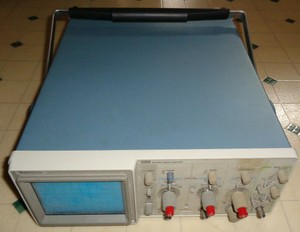 ~~Vintage Tektronix 2213 Analog 60 MHz Oscilloscope ~~for Parts/Repair