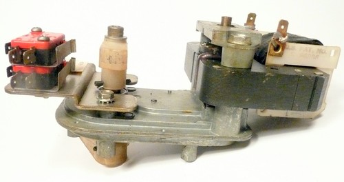 ROWE JUKEBOXS RI-3 / RI-4 / CTI-2 / R-84 a R-94 PARTE MECÁNICA: MOTOR PINZA funciona - Imagen 4 de 8