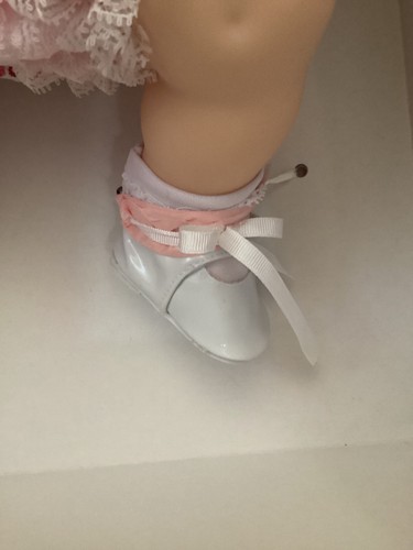 Neu im Karton Madame Alexander große Babypuppe "Pink Roses Pussycat" - Bild 5 von 15