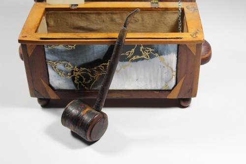 Early Folk art wooden box with items from prominent estate collection - Picture 6 of 10
