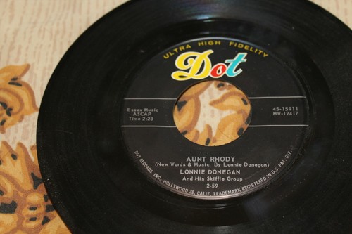 Lonnie Donegan Does Your Chewing Gum Lose Its Flavor 45 7" Vinyl Skiffle Oldies - Picture 4 of 6
