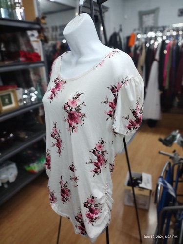 Size Large Maternity Flower BlouseBeautiful pattern and nicely made maternity - Picture 2 of 5