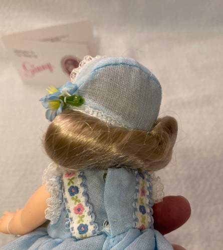 Muñeca Ginny De Colección 1986 “Ice Mint”, Traje Azul con Cinta, 8” de Alto, con Soporte #70504 - Imagen 8 de 17