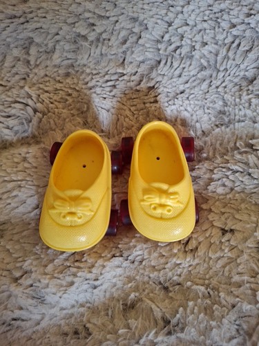 VINTAGE FISHER PRICE MY FRIEND MANDY DOLL YELLOW ROLLER SKATES - Picture 3 of 5
