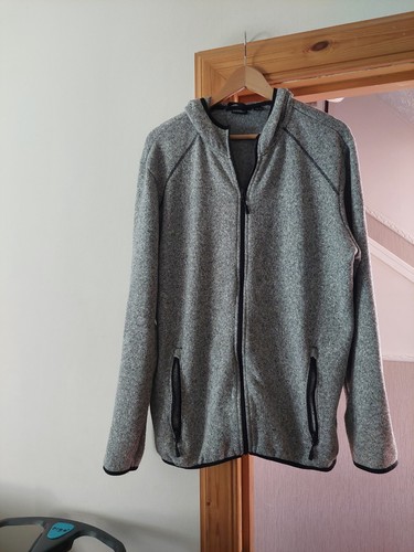 HERREN OBERTEIL MIT DURCHGEHENDEM REISSVERSCHLUSS UND KAPUZE - GRÖSSE XL - LIVERGY - GRUBE ZU GRUBE 25"