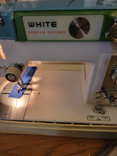 WHITE STRETCH STITCHES 940 Sewing Machine W/Pedal & Carrying Case NICE WORKS - Picture 3 of 20