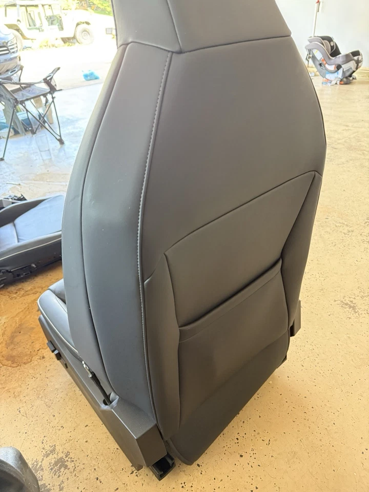 Asiento de conductor Tesla CyberTruck cuero negro con tubería gris Foto 3 de 4