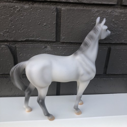 Breyer #61098 Purosangue in piedi "Heroes Of The West" grigio classico - Foto 5 di 13