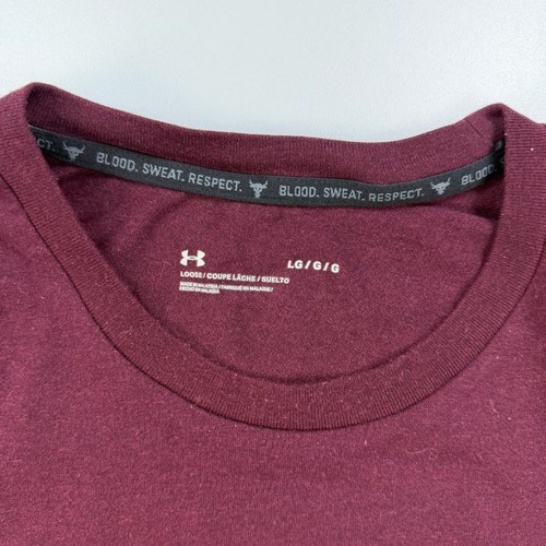 Camisa Under Armour Project Rock Adulto Grande Granate Cuello Redondo Outlaw Mania - Imagen 3 de 7