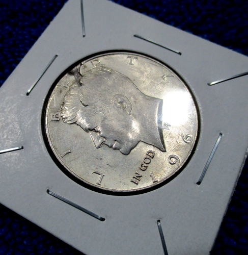 1964 KENNEDY HALBE FEHLERMÜNZE SEHR SELTEN GEPRÄGT AUF EINEM DEFEKTEN RISSIGEN PLANCHET - Bild 2 von 9