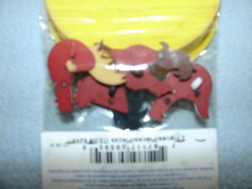 Novelty Plastic HEN HOUSE Buttons NIP by Dress It Up 4 FANCY CHICKENS HEN Shanks - Picture 5 of 8
